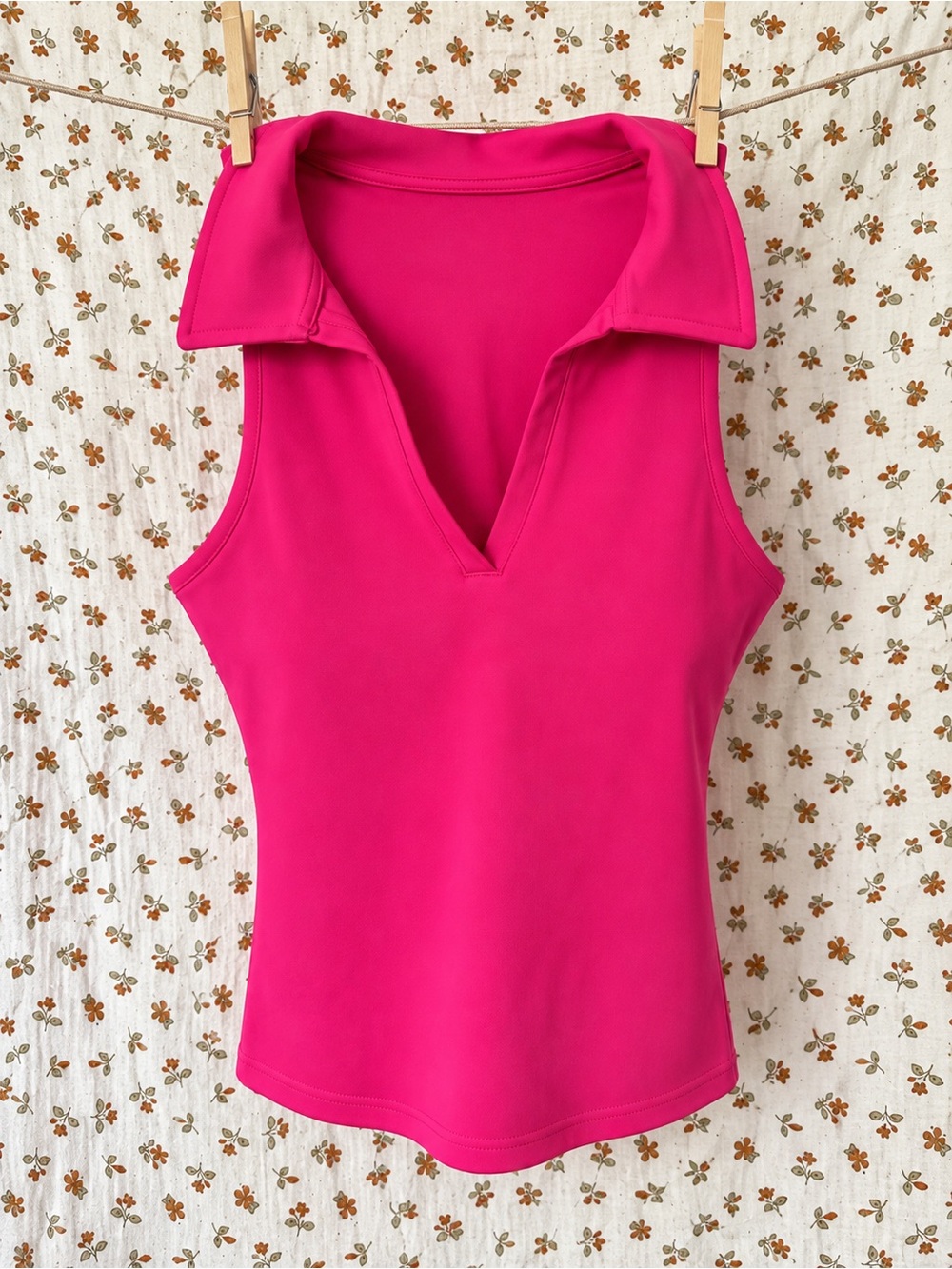 GAP Sleeveless V-Neck Collared Tank in Hot Pink